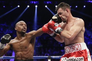 华体会娱乐app-C罗赛后送球鞋给场边小球迷，c罗送队友手表