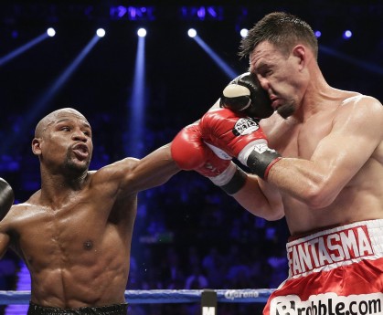 华体会娱乐app-C罗赛后送球鞋给场边小球迷，c罗送队友手表