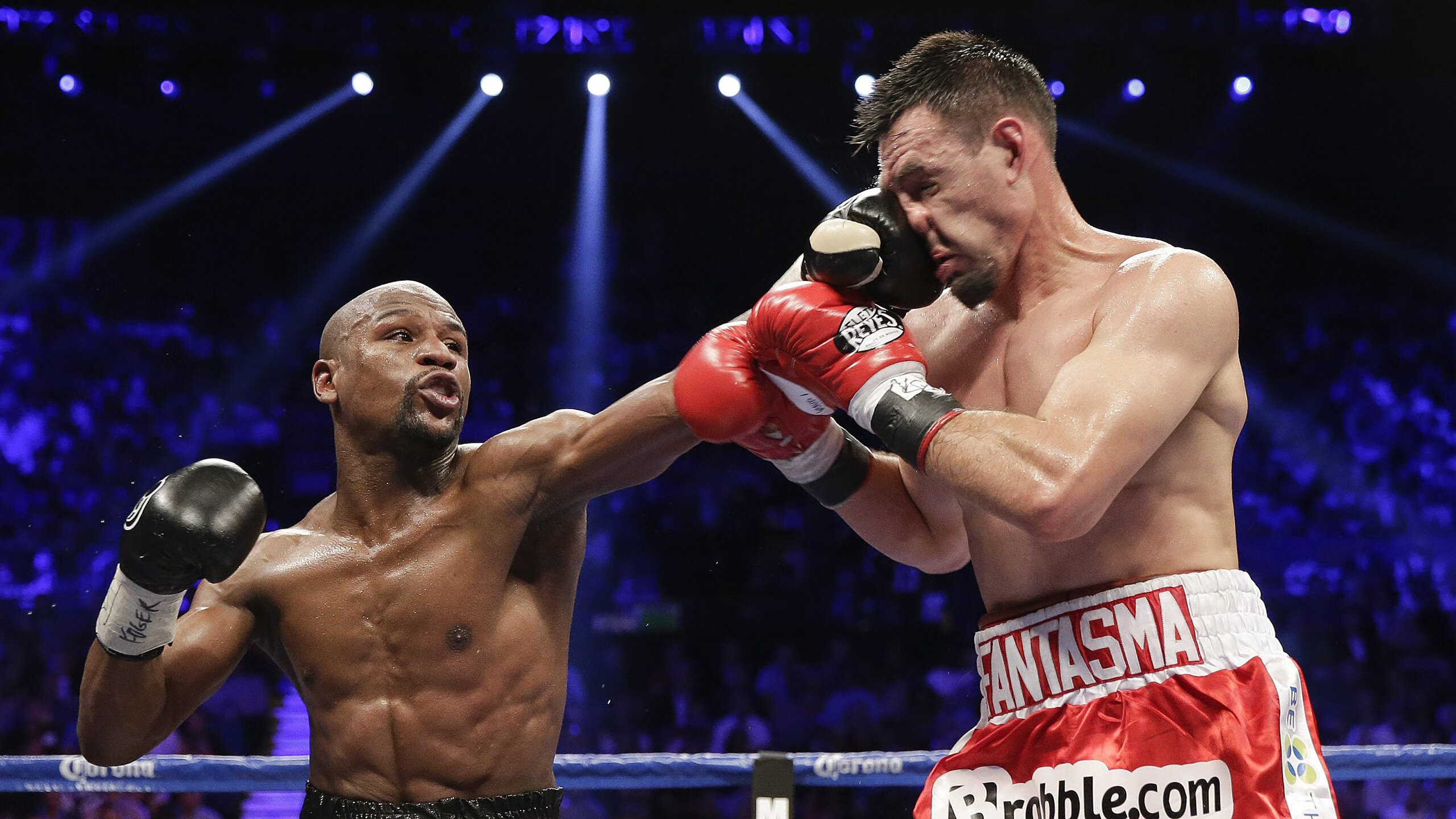 C罗赛后送球鞋给场边小球迷,c罗送队友手表